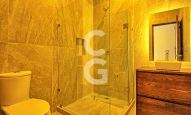 Casa en Venta en Cancun en Residencial Lagos del Sol con Alberca y Jardin