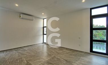 Casa en Venta en Cancun en Residencial Lagos del Sol con Alberca y Jardin
