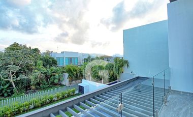 Casa en Venta en Cancun en Residencial Lagos del Sol con Alberca y Jardin