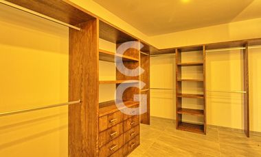 Casa en Venta en Cancun en Residencial Lagos del Sol con Alberca y Jardin