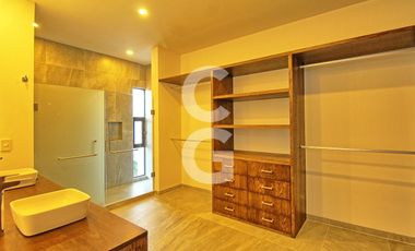 Casa en Venta en Cancun en Residencial Lagos del Sol con Alberca y Jardin