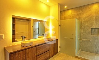 Casa en Venta en Cancun en Residencial Lagos del Sol con Alberca y Jardin