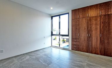 Casa en Venta en Cancun en Residencial Lagos del Sol con Alberca y Jardin