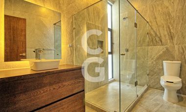 Casa en Venta en Cancun en Residencial Lagos del Sol con Alberca y Jardin