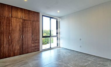 Casa en Venta en Cancun en Residencial Lagos del Sol con Alberca y Jardin