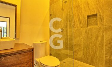 Casa en Venta en Cancun en Residencial Lagos del Sol con Alberca y Jardin