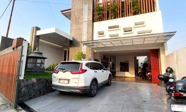 Rumah Mewah Halaman Luas dekat Jalan Magelang