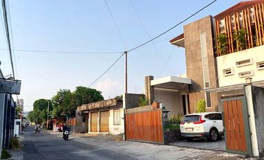 Rumah Mewah Halaman Luas dekat Jalan Magelang