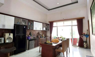 Rumah Mewah Halaman Luas dekat Jalan Magelang
