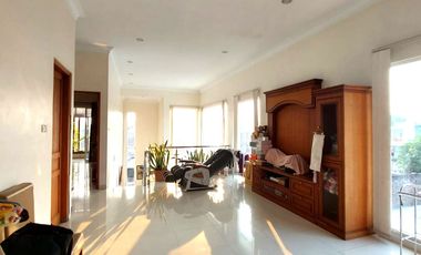 Rumah Mewah Halaman Luas dekat Jalan Magelang