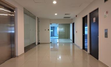 Renta oficina amplia en Santa Fe, con sala de juntas y 10 lugares de estacionamiento. !MANTENIMIENTO INCLUIDO!