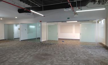 Renta oficina amplia en Santa Fe, con sala de juntas y 10 lugares de estacionamiento. !MANTENIMIENTO INCLUIDO!