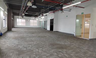 Renta oficina amplia en Santa Fe, con sala de juntas y 10 lugares de estacionamiento. !MANTENIMIENTO INCLUIDO!