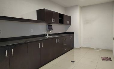 Renta oficina amplia en Santa Fe, con sala de juntas y 10 lugares de estacionamiento. !MANTENIMIENTO INCLUIDO!