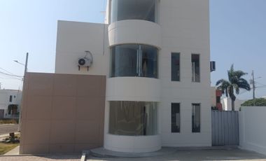 SE VENDE AMPLIA CASA EN URBANIZACION MANTA BEACH