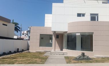 SE VENDE AMPLIA CASA EN URBANIZACION MANTA BEACH