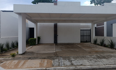 SE RENTA CASA EN PRIVADA Y CON PISCINA