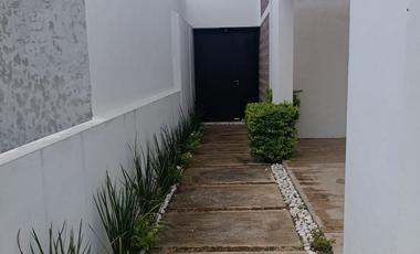 SE RENTA CASA EN PRIVADA Y CON PISCINA