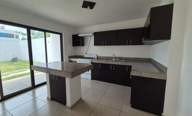 SE RENTA CASA EN PRIVADA Y CON PISCINA