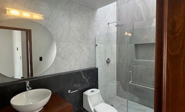 Venta de Casa Moderna: con Roof Garden y Espacios Amplios