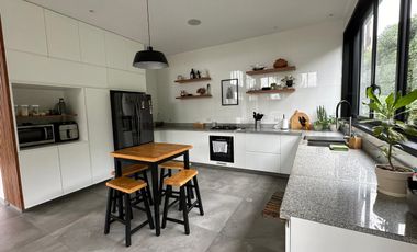 Casa Moderna y Lujosa con Piscina y Acabados  Premium ✨