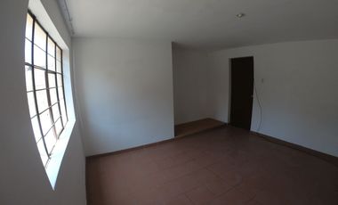VENDO AMPLIA CASA FRENTE A PARQUE ES SAN JUAN DE MIRAFLORES
