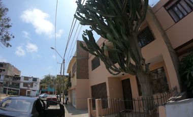 VENDO AMPLIA CASA FRENTE A PARQUE ES SAN JUAN DE MIRAFLORES