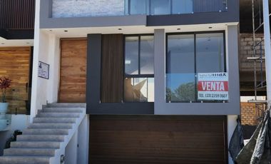 Hermosa casa a estrenar, con sótano, frente a parque (en coto con alberca)