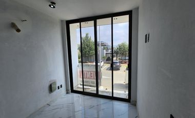 Hermosa casa a estrenar, con sótano, frente a parque (en coto con alberca)