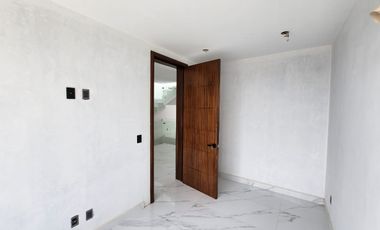 Hermosa casa a estrenar, con sótano, frente a parque (en coto con alberca)