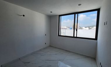 Hermosa casa a estrenar, con sótano, frente a parque (en coto con alberca)