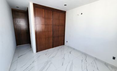 Hermosa casa a estrenar, con sótano, frente a parque (en coto con alberca)