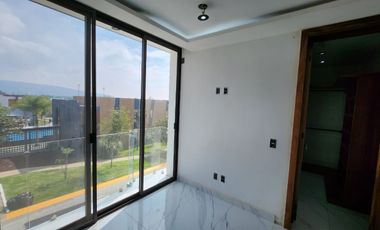 Hermosa casa a estrenar, con sótano, frente a parque (en coto con alberca)