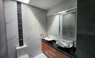 Hermosa casa a estrenar, con sótano, frente a parque (en coto con alberca)