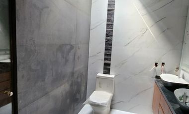 Hermosa casa a estrenar, con sótano, frente a parque (en coto con alberca)