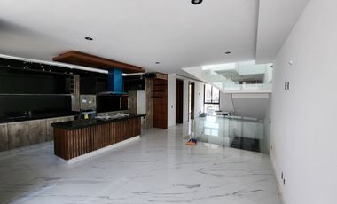 Hermosa casa a estrenar, con sótano, frente a parque (en coto con alberca)