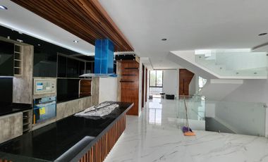 Hermosa casa a estrenar, con sótano, frente a parque (en coto con alberca)