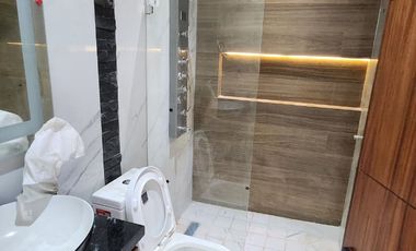 Hermosa casa a estrenar, con sótano, frente a parque (en coto con alberca)