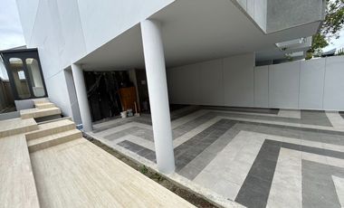 For Sale Baan Puripuri Courtyard Pattanakarn, 3-Story Townhome with Private Courtyard, 48.4 Sq.wah, in Soi Pattanakarn 32 - Very Convenient Location!
