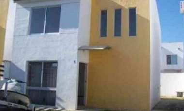 HERMOSA CASA EN FRACCIONAMIENTO CERCA DEL AEROPUERTO