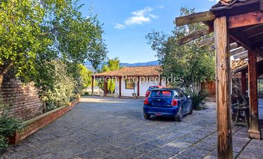 Leon Propiedades vende gran parcela con casa en Fundo Monterrey, Curacaví.