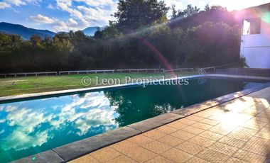 Leon Propiedades vende gran parcela con casa en Fundo Monterrey, Curacaví.