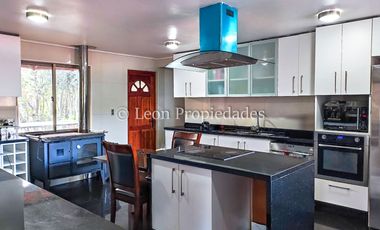 Leon Propiedades vende gran parcela con casa en Fundo Monterrey, Curacaví.