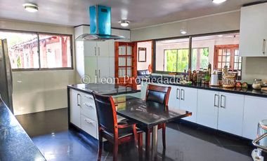 Leon Propiedades vende gran parcela con casa en Fundo Monterrey, Curacaví.