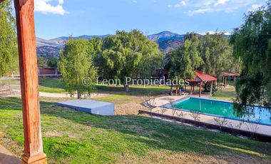 Leon Propiedades vende gran parcela con casa en Fundo Monterrey, Curacaví.