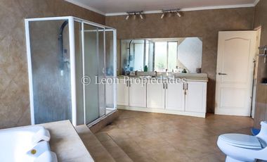 Leon Propiedades vende gran parcela con casa en Fundo Monterrey, Curacaví.