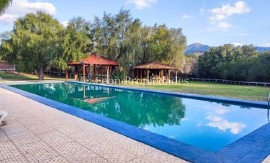 Leon Propiedades vende gran parcela con casa en Fundo Monterrey, Curacaví.