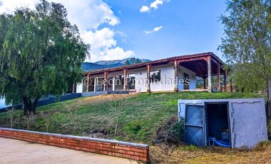 Leon Propiedades vende gran parcela con casa en Fundo Monterrey, Curacaví.