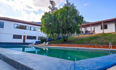 Leon Propiedades vende gran parcela con casa en Fundo Monterrey, Curacaví.