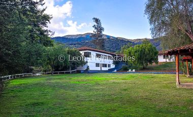 Leon Propiedades vende gran parcela con casa en Fundo Monterrey, Curacaví.